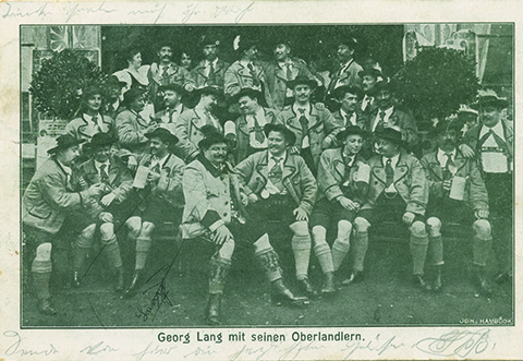Georg Lang, der "Krokodilwirt" aus Nürnberg inmitten seiner Oberlandler-Kapelle