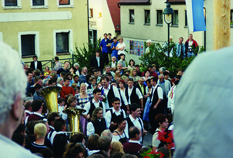 Teilnehmende Beobachtung als Kirwamoidl beim "Baumaustanzen" in Alfeld 1998