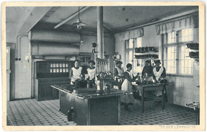 Postkarte Lehrküche der Landwirtschaftlichen Kreishaushaltungsschule, 1920er Jahre. FFV_KT9999_025