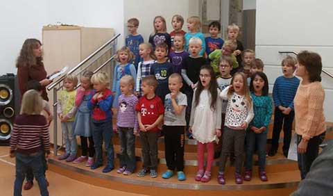 Kindergartenkinder im Kindergarten Feuchtwangen Wannenbad singen "igele, Igele, schau mal ins Spiegele"
