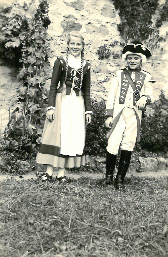 Ein Mädchen und ein Junge in historischen Festspielgewändern der Kinderzeche Dinkelsbühl