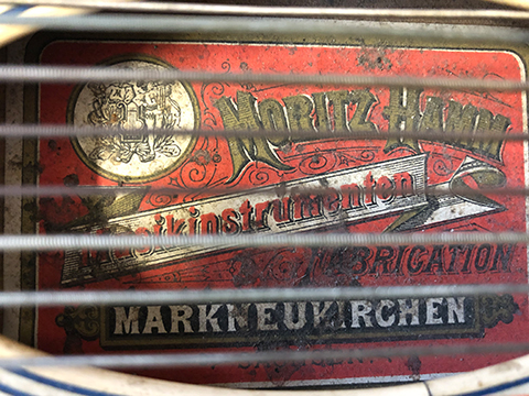 Blick in das Schalloch einer Zither mit Etikett der Firma Moritz Hamm aus Markneukirchen
