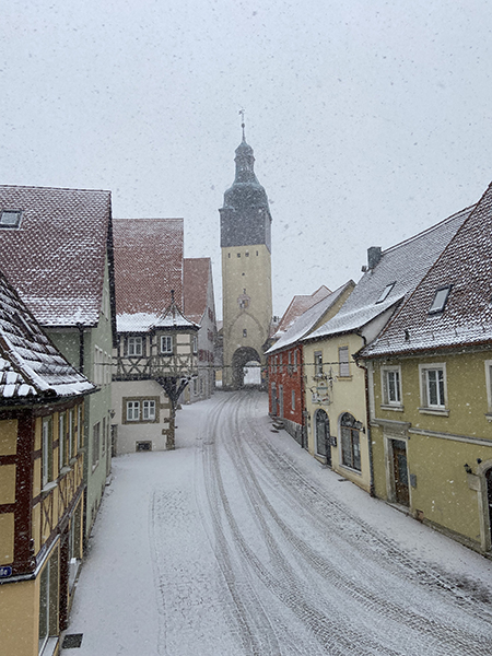 Der Blick aus den Büroräumen der FFV Richtung Würzburger Tor. Es schneit und eine feine Schicht Schnee liegt auf den Straßen und Dächern.