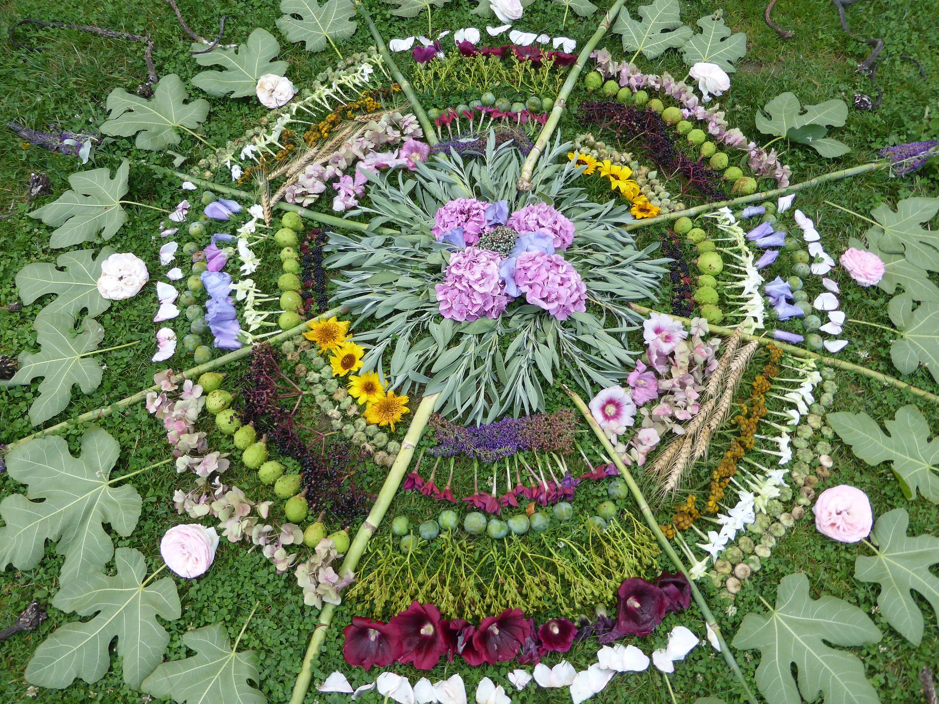 [Mandala oder Blumenteppich kann unterschiedlichen Blüten, Blättern und Früchten gelegt werden. Hier eilen Bambusrohre einen Kreis wie Radspeichen in einzelne Segmente auf.] Bild von AndreaFriese auf Pixabay