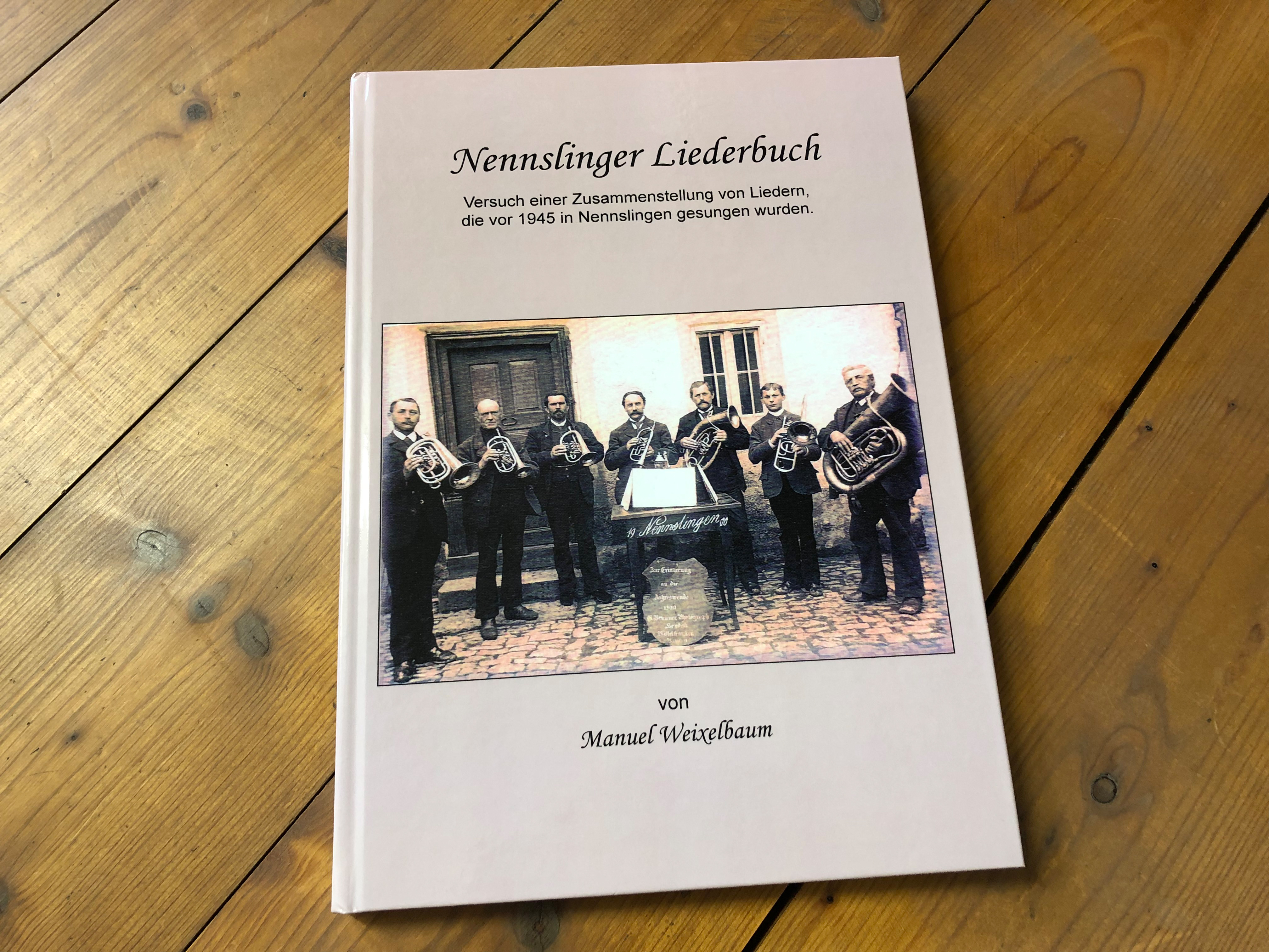 Ein Foto der Nennslinger Musikanten von 1900 schmückt den Umschlag von Manuel Weixelbaums „Nennslinger Liederbuch“.