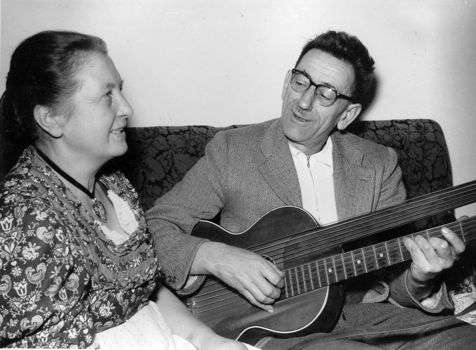 Emma und Ernst Steinbauer haben sehr viel gemeinsam gesungen, oft hat Ernst mit der Gitarre dazu musiziert.