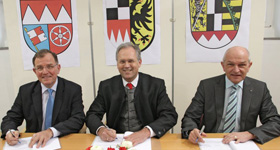 Die Bezirkstagspräsidenten bei der Vertragsunterzeichnung (von links): Erwin Dotzel (Unterfranken), Richard Bartsch (Mittelfranken), Dr. Günther Denzler (Oberfranken)