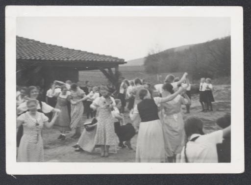 [Mädchen beim Tanz, Mellinghausen, 1937]