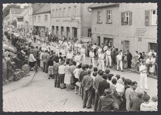 [Festzug mit Spielmannszug in Burgkunstadt]