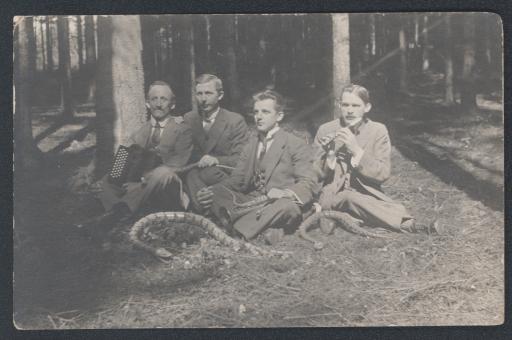 [4 Musiker im Wald mit Schlangen]