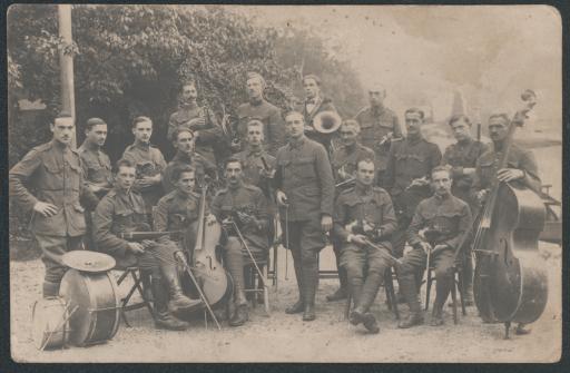 [Militärmusikanten mit Instrumenten, 1920]