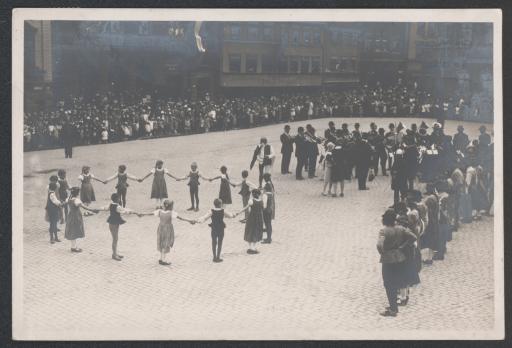 [Volkstanz auf dem Marktplatz bei den Gmünder Heimatspielen, Schwäbisch Gmünd 1927]