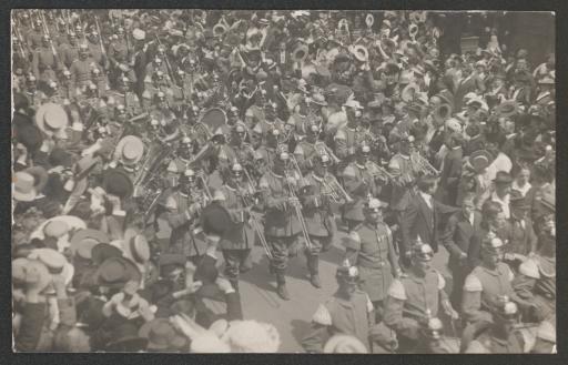 [Abschiedsparade mit Militärmusik]