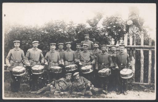 [Militärkapelle mit Trommeln, Trompeten und Flöten, 1916]