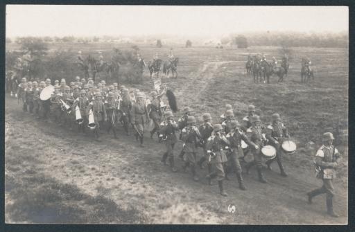 [Militärzug mit Musikkapelle in Jüterbog, 1930]