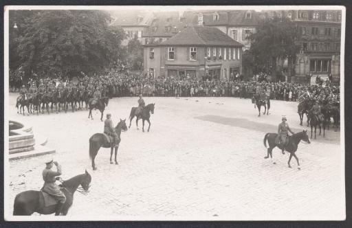 [Paradeaufmarsch auf Ansbacher Schlossplatz]