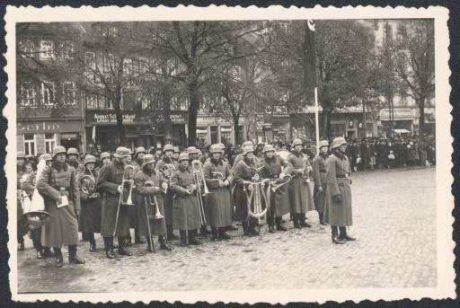 [Militärmusik in Innenstadt]