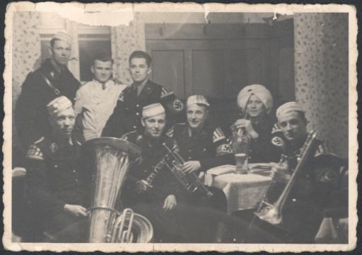 [Angehörige der SS beim Musizieren, 1935]