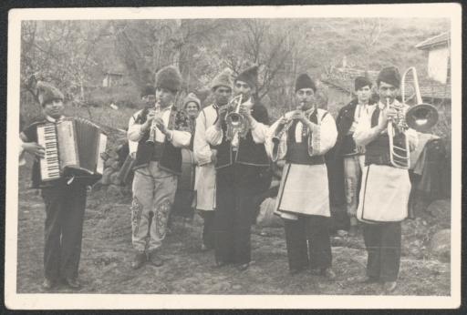 [Bulgarische Musikanten in Tracht]