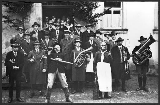 [Bullenheimer Musikanten beim Kirchweihausgraben, 1928]