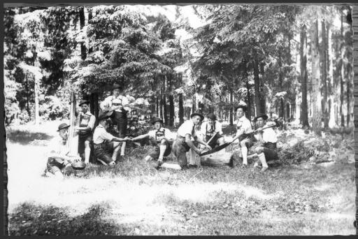 [Trachtengruppe in Wald mit Harfe und Gitarre]