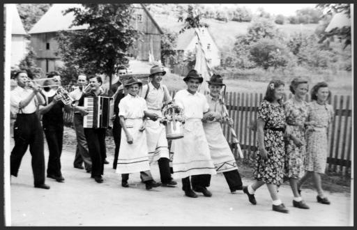 [Kirchweihgesellschaft mit Musik]