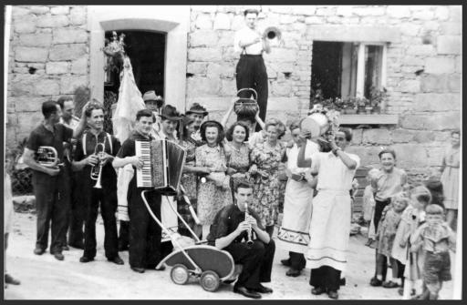 [Kapelle Bauer aus Weidenberg bei Kirchweih in Fischbach um 1950]