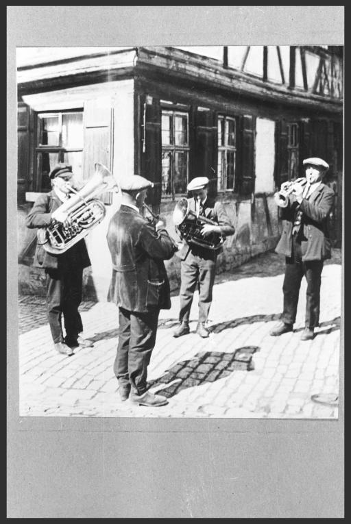 [Vier Straßenmusikanten in Windsheim, Sommer 1931]