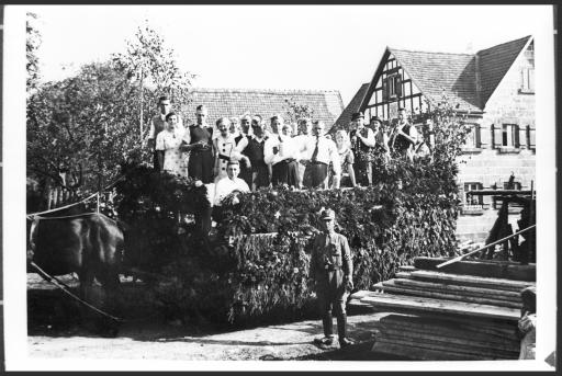 [Kirchweihgesellschaft mit Musik auf Festwagen]