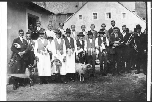 [Kirchweihgesellschaft mit Kapelle, Mundschenk und Schafen]