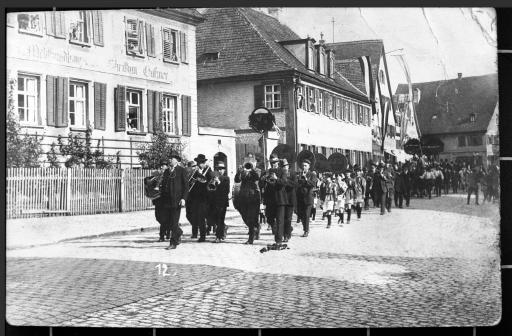 [Musikkapelle bei Festumzug]