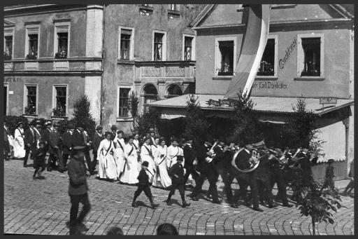 [Kapelle Horlbeck bei Festumzug mit Ehrendamen]