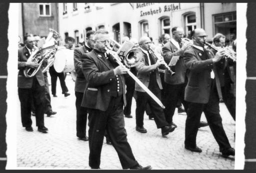 [Musikanten in Jankern und mit Instrumenten]