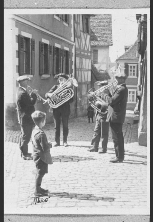 [Vier Straßenmusikanten und Theo, Windsheim Sommer 1931]