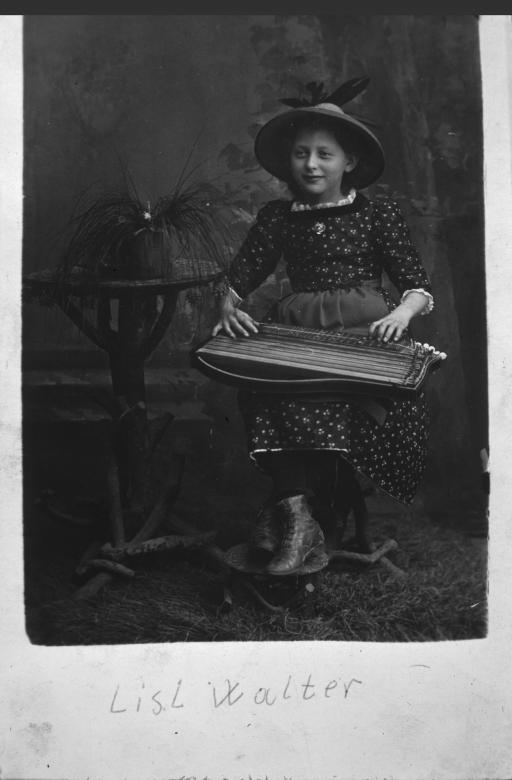 [Lisl Walter als ca. 10jähriges Mädchen mit Zither, Windsheim]