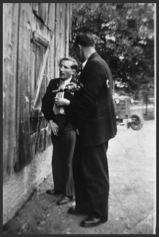[Karl Gradel, Klarinette, und Johann Rüger, Trompete, auf Kirchweih in Allersdorf 1951]