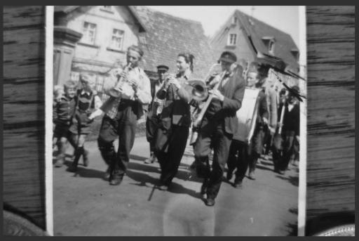 [Arzberg, Musikanten mit Instrumenten bei Festumzug]