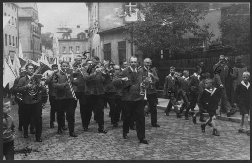 [Arzberg, Musikkapelle bei Festumzug]