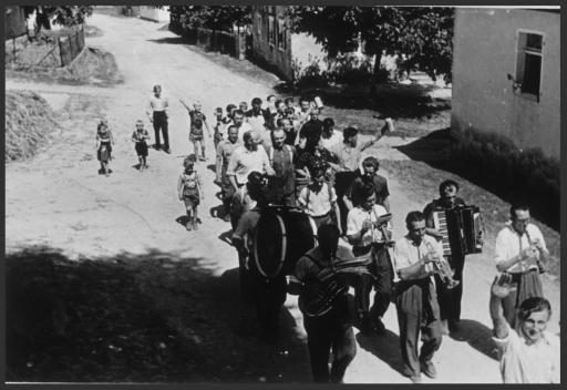 [Kirchweih in Zweifelsheim, 6. Juli 1952]