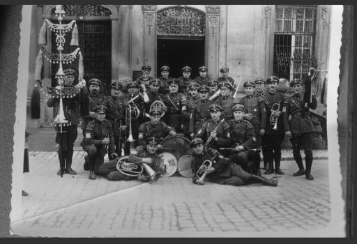 [Stahlhelmkapelle Ansbach in Schwäbisch Hall vor dem Rathaus, ca. 1928]