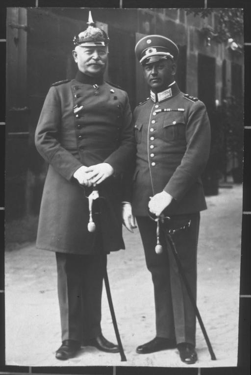 [Emil Burow und Ludwig Gaul in Uniform]