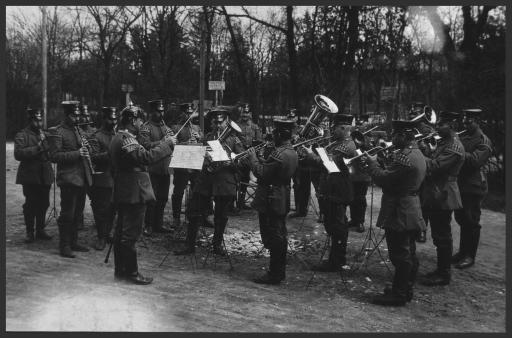 [Anton Kühlwein mit Tenorhorn bei Militärmusik, 1915]