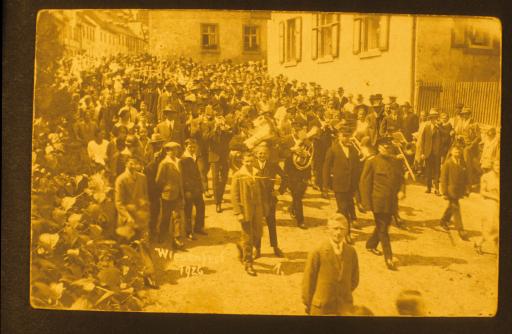 [Wiesenfest in Weißenstadt, 1926, Johann Brucker führt, hinter einem Polizisten, den Festzug an]