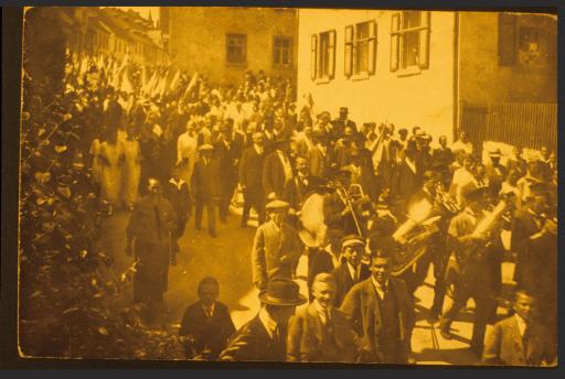 [Wiesenfest in Weißenstadt, 1926, Festzug mit der Stadtkapelle unter Johann Brucker]
