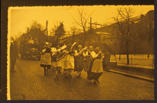 [Johann Brucker mit Klarinette und Musikanten der Stadtkapelle Weißenstadt, Fastnacht 1949 in Marktredwitz]