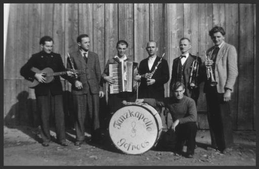 [Tanzkapelle Gefrees mit Nikolaus Peetz, Kirchweih in Mussen, 1948]