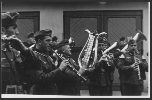 [Mililitärmusik 42. Infanterie-Regiment 1939 in Tarnow mit Fritz Peetz, Gefrees]