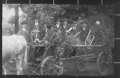 [Bauernkapelle Pöllmann, Pommersteuth bei Asch, bei Erntefest, 1919]