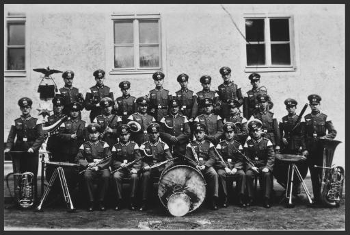 [Militärmusiker Konrad Hauenstein, Pittersdorf, mit Kapelle]