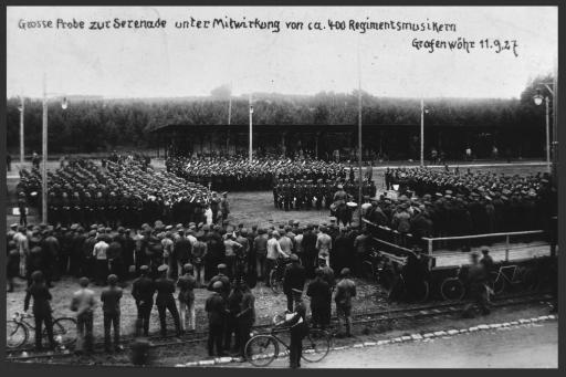 [Konrad Hauenstein bei Großer Probe zur Serenade unter Mitwirkung von ca. 400 Regimentsmusikern in Grafenwöhr, 11.9.27]